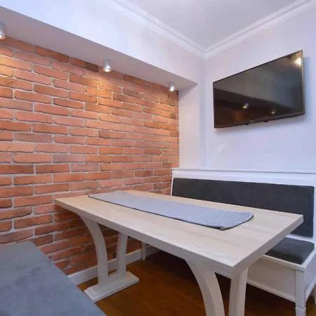 Spacious 3city With Bathtub In By Renters Apartment *
